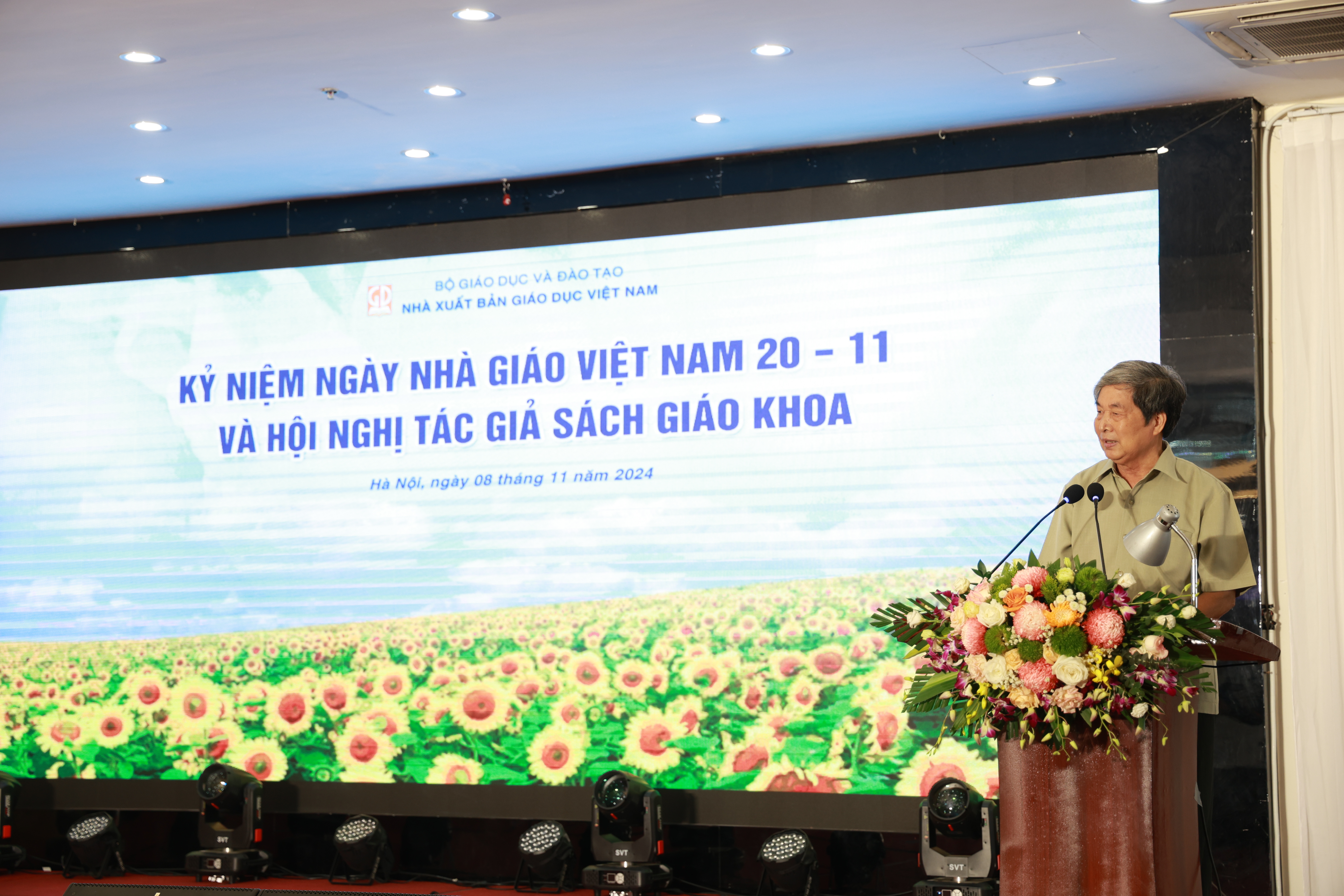 Hành trình đầy thách thức của những người biên soạn SGK