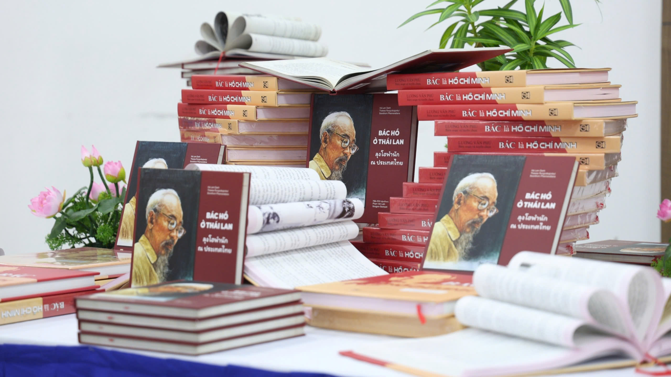 Nhà xuất bản Giáo dục Việt Nam ra mắt hai cuốn sách: Bác là Hồ Chí Minh và Bác Hồ ở Thái Lan