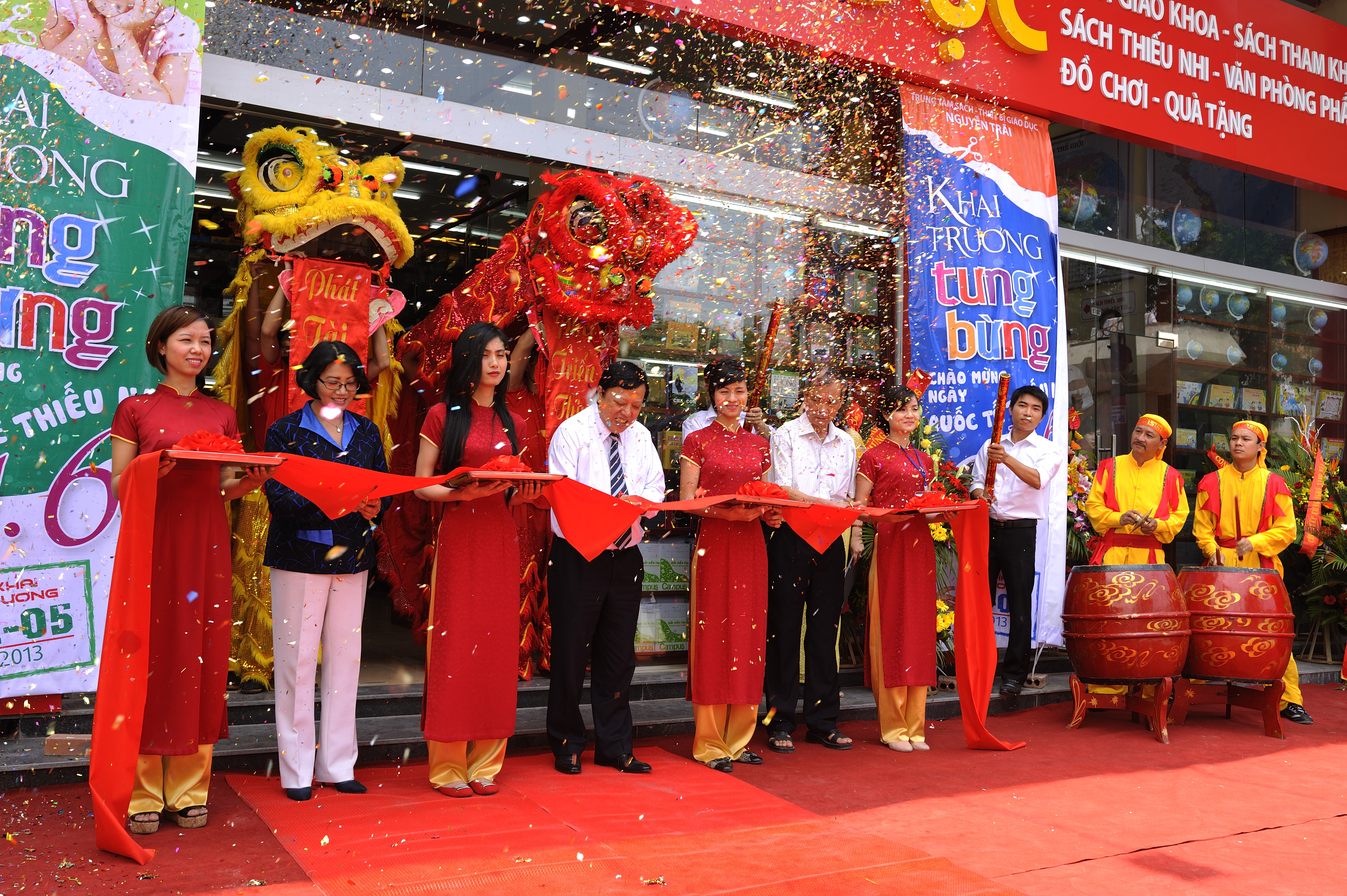 Khai trương Trung tâm sách - Thiết bị giáo dục Nguyễn Trãi