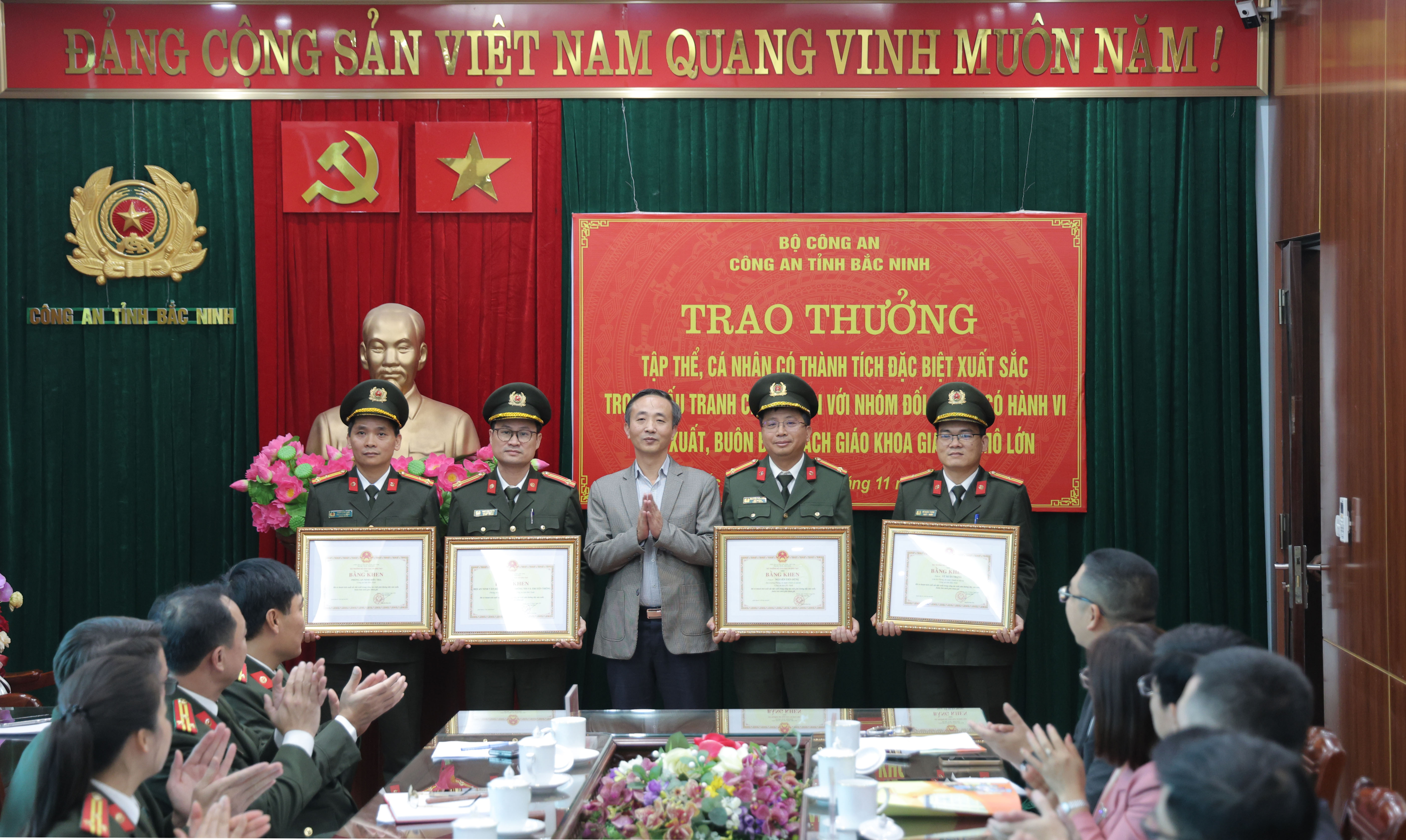 Nhà xuất bản Giáo dục Việt Nam khen thưởng công an tỉnh Bắc Ninh về thành tích triệt phá đường dây sản xuất và tiêu thụ sách giáo khoa giả